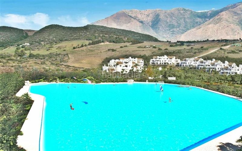 Foto cd889455-da1d-4b8f-aee9-13f81d0993ba. Apartament amb aparcament piscina a Centro Estepona