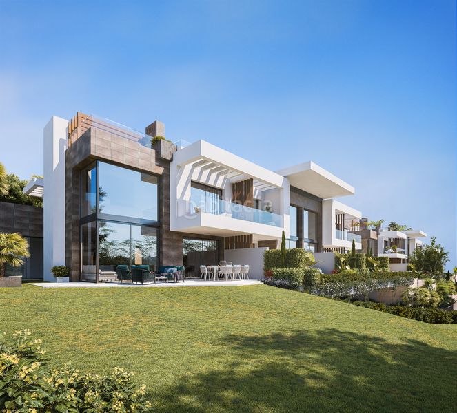 Foto 27889570-2560-4340-8b89-3d4654ac4777. Casa aparellada amb aparcament piscina a Río Real Marbella