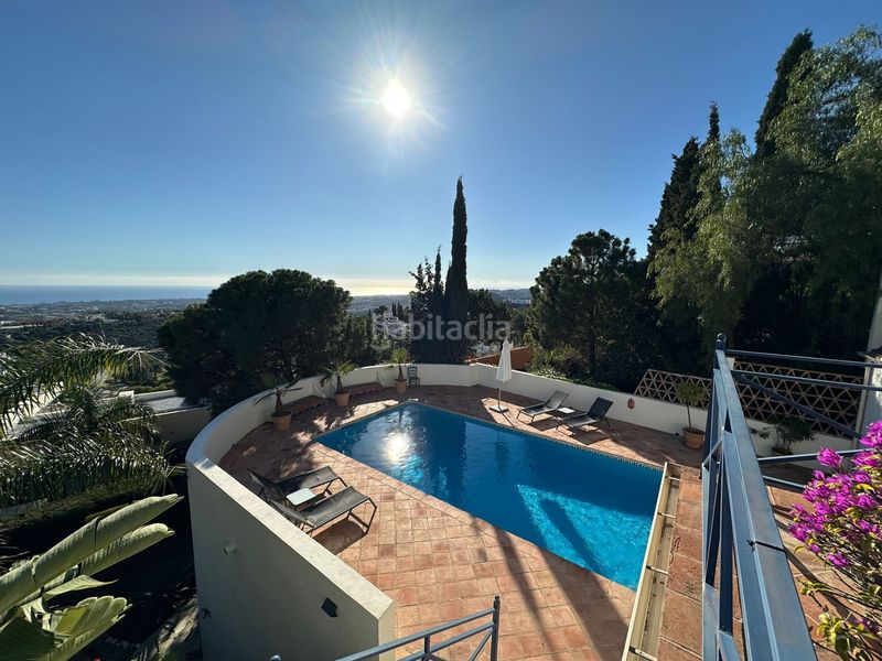 Foto a8583eef-0a0e-4d8d-8eb8-e63bf929a57b. Casa amb calefacció aparcament piscina a El Madroñal Benahavís