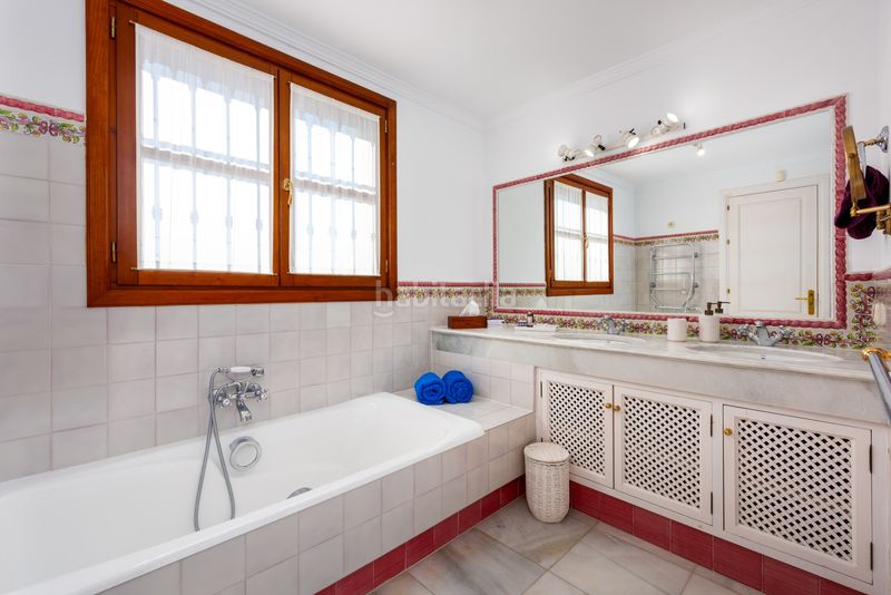 Foto b40532fc-1b00-40e3-9a35-c0726026983d. Casa amb calefacció aparcament piscina a El Madroñal Benahavís