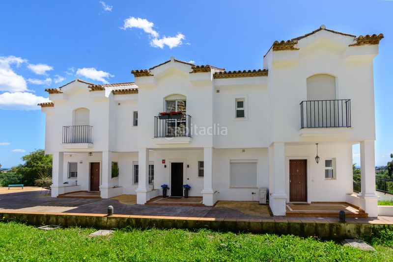 Foto d8b6aed7-95fa-4694-b969-43438246775b. Casa aparellada amb aparcament piscina a los arqueros - puerto del almendro Benahavís