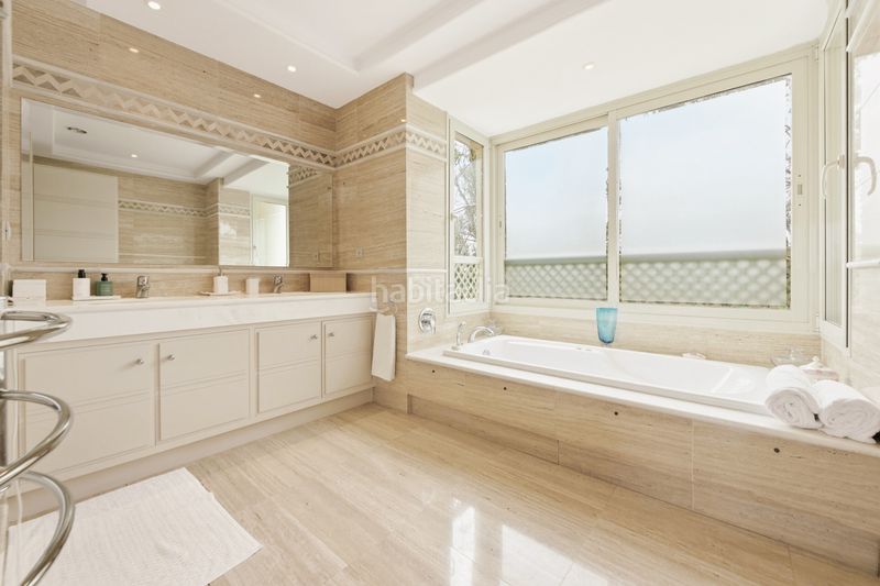 Foto 284eb2f3-e246-4417-b8d8-e39e7dadc165. Apartament amb aparcament piscina a Las Lomas de Río Verde Marbella