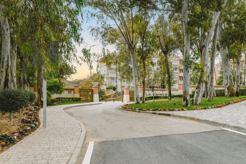 Foto a5b87a90-d7de-45ec-9cdc-bd4e23aa73fd. Apartament amb aparcament piscina a Las Lomas de Río Verde Marbella