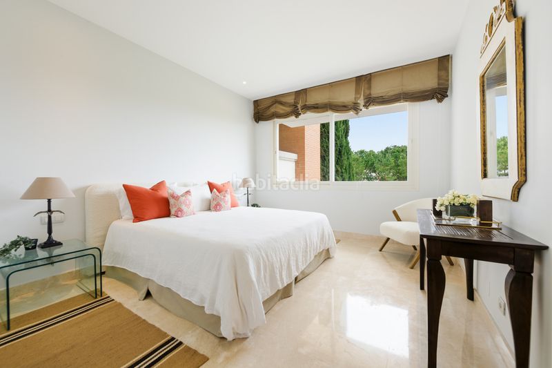 Foto c09affd7-13e6-4267-a5d9-c7892314b84e. Apartament amb aparcament piscina a Las Lomas de Río Verde Marbella