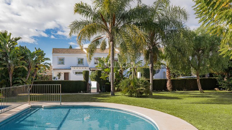 Foto fe581459-b0c2-43d5-9ebd-7e4f0edd3484. Casa adossada amb aparcament piscina a Nueva Alcántara Marbella