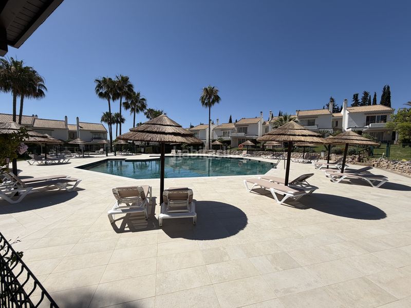 Foto 4be0aa9f-82fe-427f-ba3f-046f663994ef. Casa adossada amb aparcament piscina a El Paraíso Benahavís