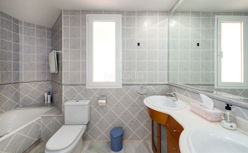 Foto a14e1b64-48bc-4e30-abd8-215bb5f74030. Casa adossada amb aparcament piscina a El Paraíso Benahavís