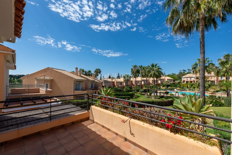 Foto a7b82104-2c7f-4508-bbb2-4608d9142f68. Casa adossada amb aparcament piscina a El Paraíso Benahavís