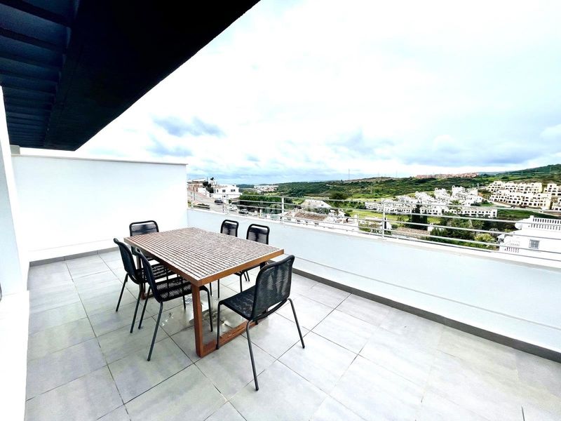 Foto 043676cc-6a35-40ed-9550-d7ca82f8bc39. Penthouse with parking pool in Centro Estepona