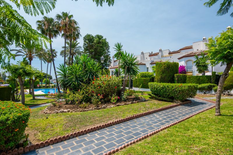 Foto 0850adbe-8a24-4fdb-8c28-d616a15e89ed. Casa adossada a Bel - Air Estepona