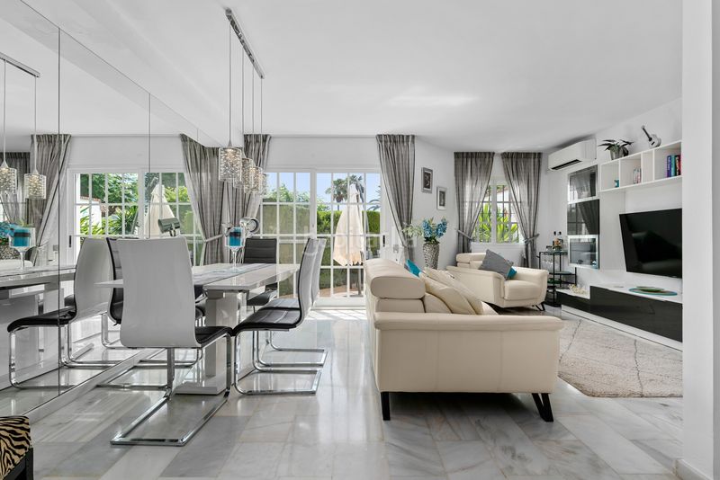 Foto 7e9dd5a9-b207-42df-b3cf-772e84d5d1d1. Casa adossada a Bel - Air Estepona