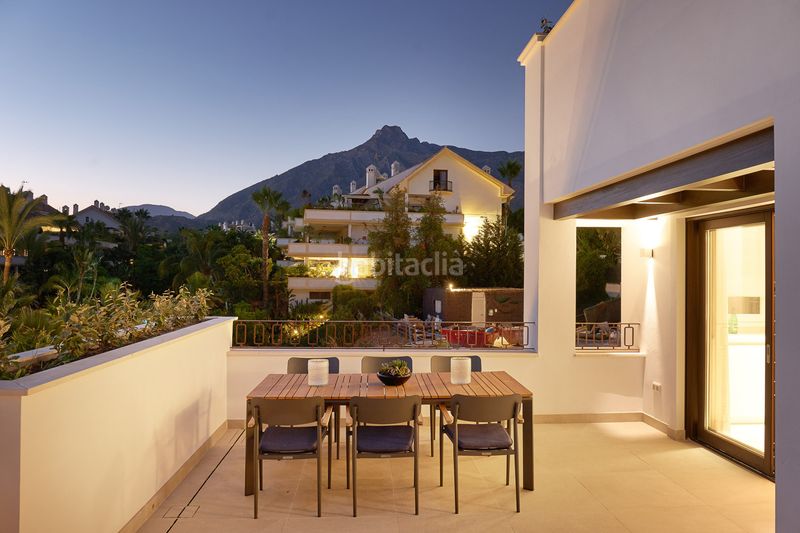 Foto e11b5bca-1d6c-4e7f-a335-e8f1a537ca95. Àtic amb aparcament piscina a Puente Romano Marbella