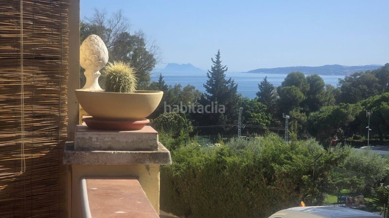 Foto ae5d15b3-a090-4fe3-8802-425fb88de0de. Casa aparellada amb aparcament piscina a puerto de Estepona Estepona