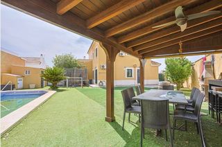 Casa aparellada  Calle caracas. Exclusivo chalet pareado con piscina privada en venta en residen