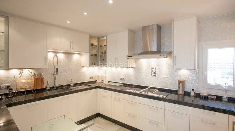 Foto d13422c1-a0bd-4682-9692-2b7b0dee4627. Àtic amb calefacció aparcament a Puerto Banús Marbella