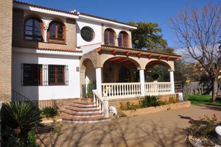 Chalet  Avenida almensilla-palomares. Señorial finca urbana en venta en palomares del río, sevilla