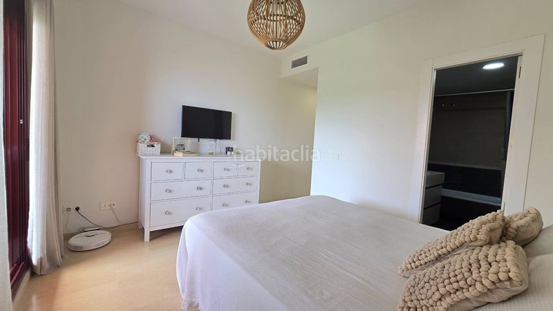 Foto e726b1a0-6959-4896-98f4-91abbbd57a9e. Apartament amb aparcament piscina a El Castillo Manilva