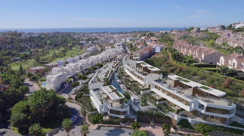 Foto df98f932-315f-4dbc-99af-e68799eddbf7. Casa aparellada amb calefacció aparcament piscina a Estepona