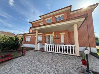 Chalet à La salceda 17. Inmobiliacarrion vende precioso chalet individual en carrion de