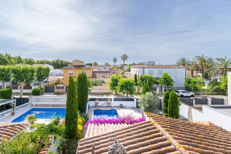 Foto 0b78188e-5e15-4949-b3e5-873c28d16646. Casa amb piscina a Peni Empuriabrava