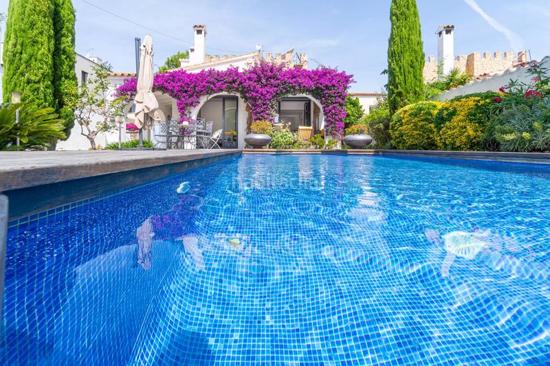 Foto aae17500-f77d-4cdb-bf4d-ccd1145ce7da. Casa amb piscina a Peni Empuriabrava
