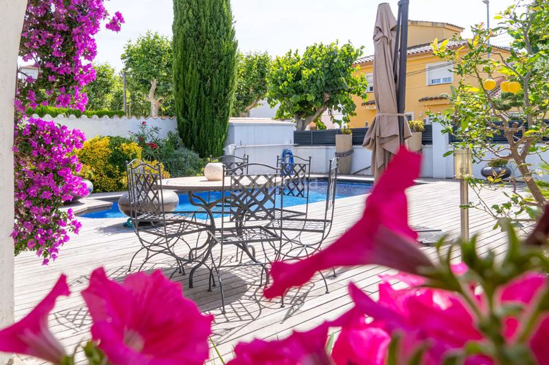Foto b897bedc-e2b4-40b1-9cfb-cb332f96814a. Casa amb piscina a Peni Empuriabrava