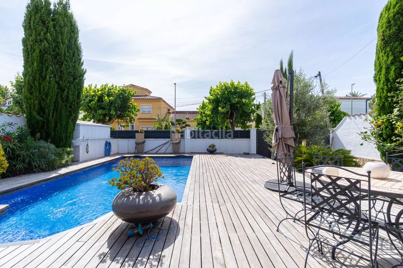 Foto e431c495-f5f9-418b-9953-e84f1d98d642. Casa amb piscina a Peni Empuriabrava