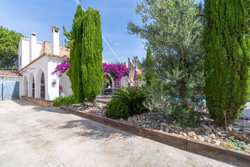 Foto ef0e04e8-4e89-4d6c-bdf7-d58b9671f557. Casa amb piscina a Peni Empuriabrava