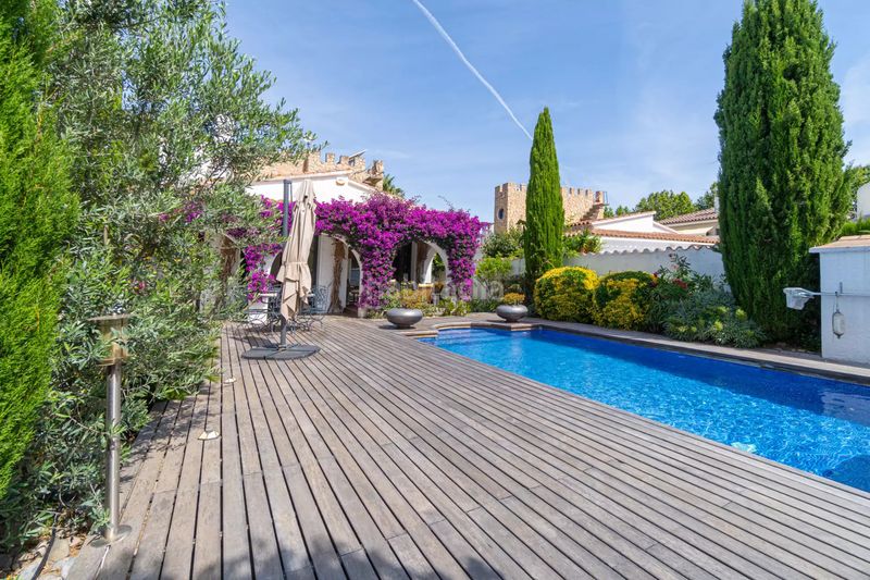 Foto efd3f6b2-d898-4958-80bf-fbdb9b5009e9. Casa amb piscina a Peni Empuriabrava
