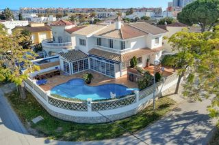 Casa a Requesens. Casa esquinera con jard�n y piscina privada en empuriabrava
