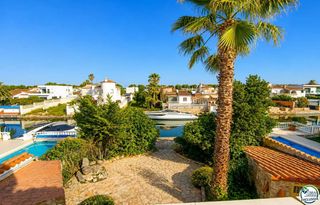 Casa a Carrer ebre 42. Villa con carácter, parcela de 500 m y amarre privado en empuria