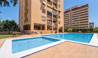 Apartament  Vicente chavarri. Piso exterior de 3 dormitorios en urbanización con piscina