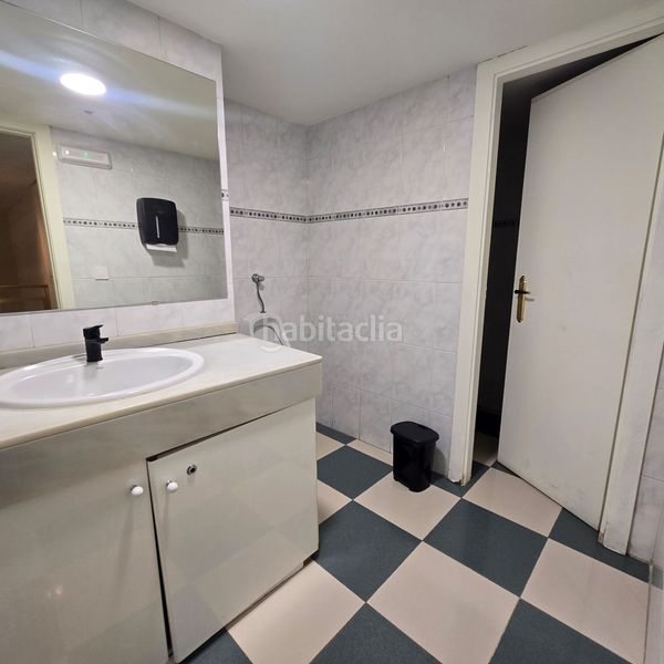 Foto aeb42ac3-b8a3-44b1-b5a2-9e546ce761df. Local comercial a Zona Nord Alcoi
