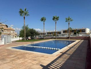 Casa  Creta. Amplio bungalow con piscina comunitaria en gran alacant