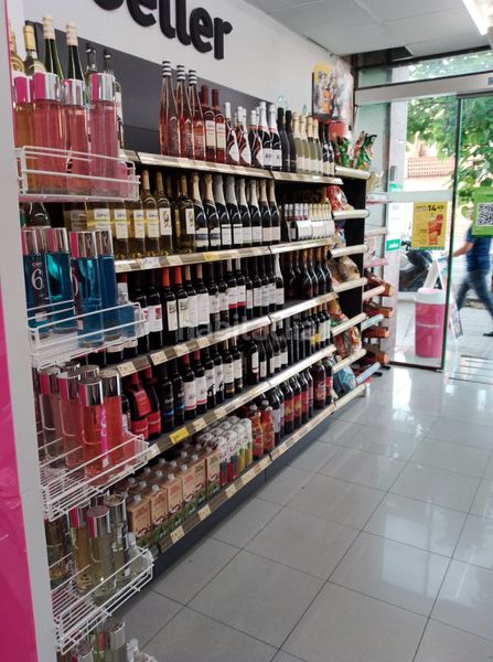 Foto 31861842-817a-40f3-a84b-2aa1cd6e2c9f. Traspaso local comercial traspaso de supermercado en pleno funcionamiento en Sabadell