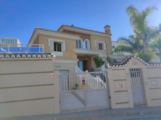 Chalet  Calle poniente. **villa independiente en caleta de vélez: tu refugio ideal**