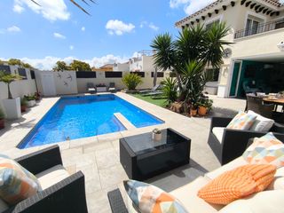 Chalet in Mar Menor golf. Lista para entrar a vivir, con piscina privada, amplios espacios