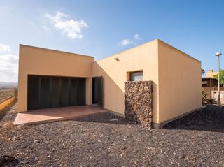 House in Corralejo. Bungalow de 3 habitaciones completamente reformado y a estrenar