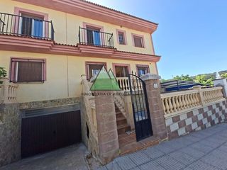 Casa adossada  Barrio cuesta la palma (cp). Casa adosada con piscina y patio en cuesta la palma, loja