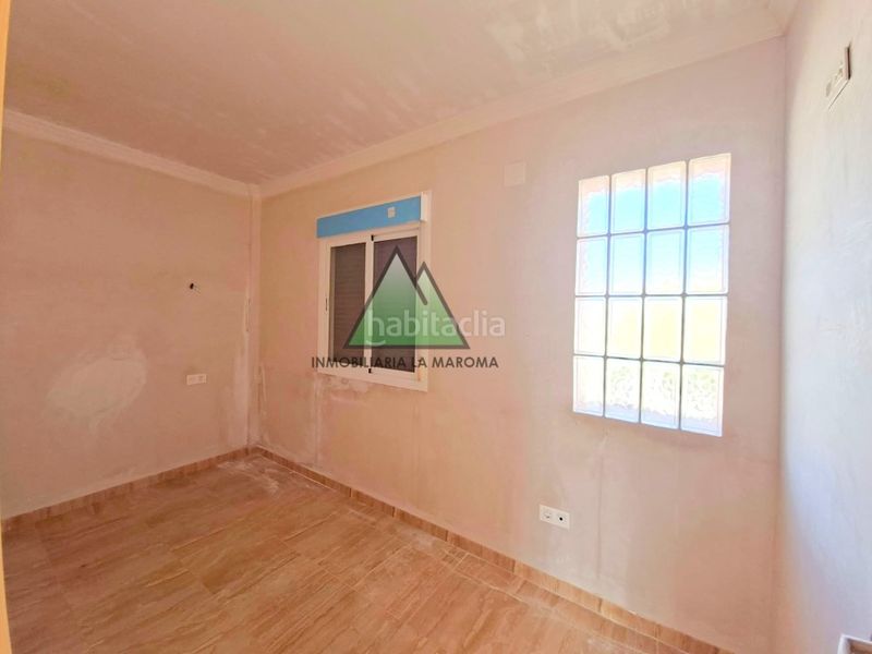 Foto 68dd7034-3606-49ab-a0a3-62bc0909bcba. Casa adossada amb aparcament a Loja