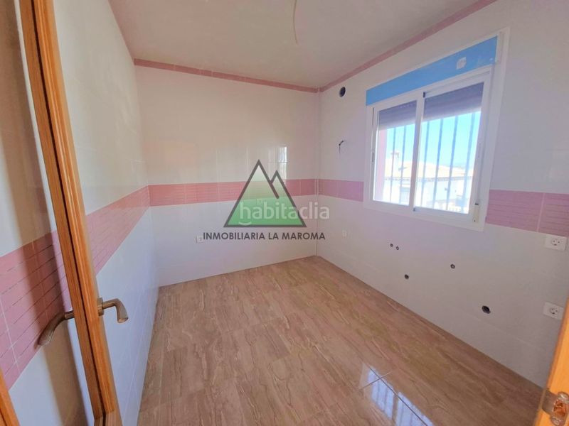 Foto 9759ce1d-d40b-4144-93e0-eef3ab6cfe18. Casa adossada amb aparcament a Loja