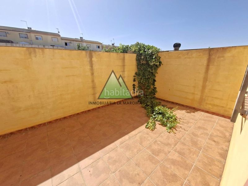 Foto c0643bb9-ca9b-49aa-9fe4-67a22e1940df. Casa adossada amb aparcament a Loja
