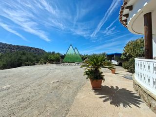 Mas à Alcaucín. Casa de campo con 42.300 m de finca agrícola, olivos y aguacates