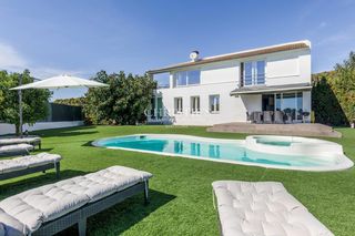 Chalet in Santa Susanna. Propiedad con licencia turística, piscina y vistas al mar