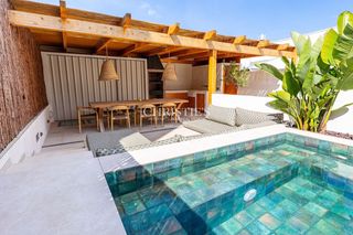 Duplex à Manresà. Planta baja dúplex con terraza y piscina a pocos pasos del mar