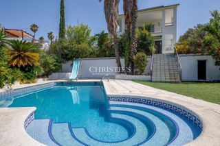 Chalet in Nucli Urbà. Villa familiar con jardín y piscina en argentona