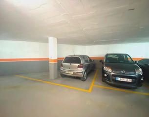 Parking voiture à Carrer de lavoisier 38. A la venta dos plazas de parking continuas