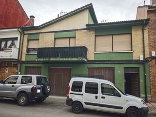 Semi detached house  Calle doctor fleming. Casa céntrica con todos los servicios al lado