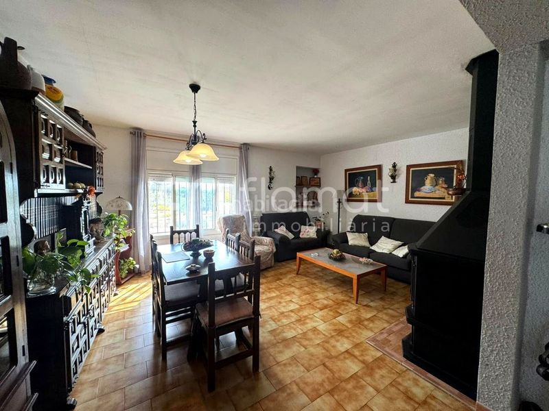 Foto 3a62ac7c-262a-47ff-97ff-168a940c4955. Casa amb xemeneia aparcament a Botarell