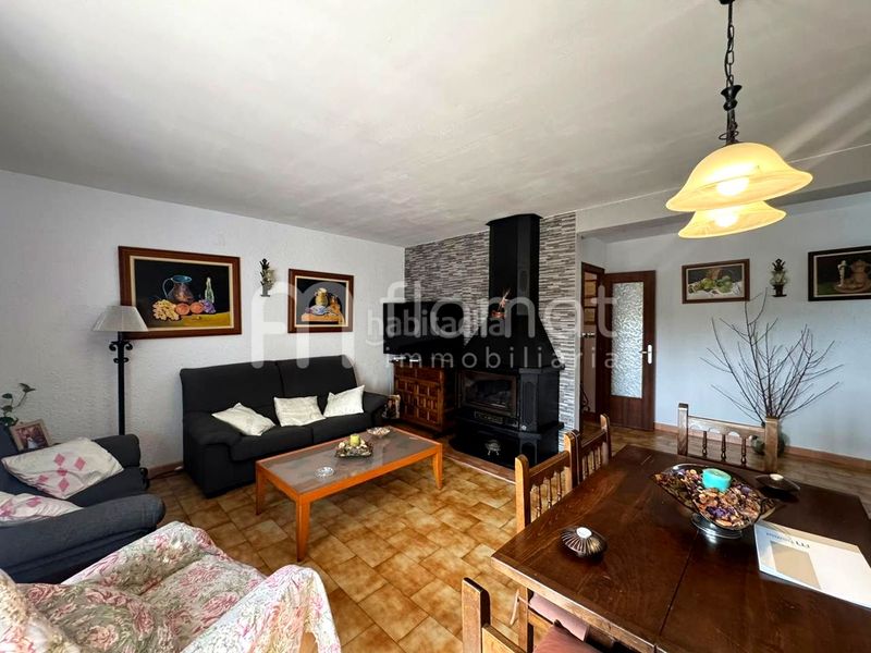 Foto abfbd81e-c5e5-4206-95e1-619bc6f5553a. Casa amb xemeneia aparcament a Botarell